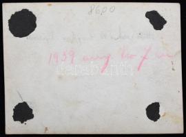 1939 Rendőrök a Duna-parton, háttérben a Parlamenttel, a kép hátoldalán bejegyzéssel, 8x11 cm