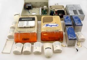 Leszerelt riasztórendszer. Mozgásérzékelők, kültéri szirénák, tápegység házak, akkumulátorok