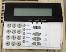 Leszerelt riasztórendszer. Mozgásérzékelők, kültéri szirénák, tápegység házak, akkumulátorok