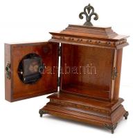 Dekoratív modern asztali óra, fa ház fém veretekkel, müködik,  m:28 cm 19×10 cm