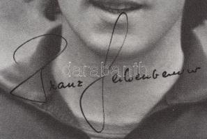 Franz Beckenbauer (1945- ) aláírása az őt ábrázoló fotón, borítékban, 21x14 cm