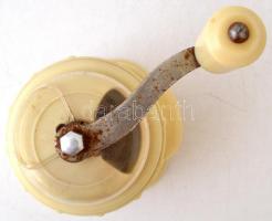 Retró műanyag kávédaráló, m: 18 cm