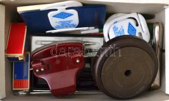 Vegyes régi és modern írószer készlet, cipős dobozban