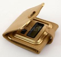 Alpha utazó óra, összecsukható picit kopott műbőr tokban, elemcsere szükséges, 7.5 x 7.5 cm