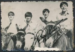 A Beatles együttes fiatalkori fotója, rajta Ringo Star nyomtatott aláírásával, a fotó felültén sérüléssel, 6x9 cm