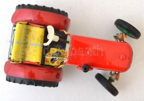 Sebességváltós csehszlovák lemezjáték traktor, felhúzóval, müködik, korány törött, 13x9x10 cm