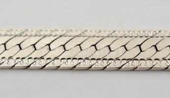 Ezüst(Ag) lapos kígyó karlánc, jelzett, h: 20 cm, nettó: 7,5 g