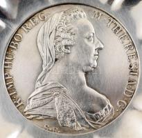 Ezüst(Ag) tálka "1780 Mária Terézia" tallérral, jelzett, d: 9 cm, nettó: 64,3 g
