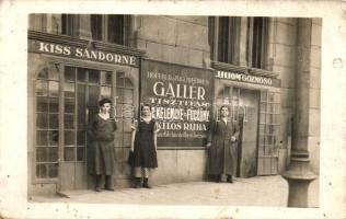 Budapest XI. Kiss Sándorné Liliom Gőzmosója, mosóasszonyok az üzlet előtt; Bartók Béla út 53., photo  (b)