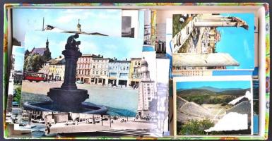 137 db MODERN külföldi városképes lap és pár leporello dobozban / 137 modern European town-view postcards with some leporellos in a box