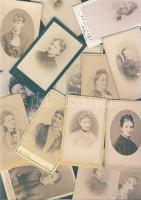 15 db hölgyeket ábrázoló keményhátú fotó az 1800-as évek második feléből