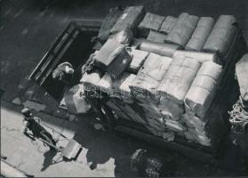 cca 1931 Kinszki Imre (1901-1945): Rakodás, jelzés nélküli vintage fotó a szerző hagyatékából, feliratozva, 16,5x23 cm