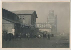 cca 1931 Kinszki Imre (1901-1945): Emberpiac a Teleki tér közelében, jelzés nélküli vintage fotó a szerző hagyatékából, 5,5x8 cm