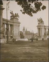 cca 1925 Kerny István (1879-1963): Budapest, Hősök tere még a betonozás előtt, feliratozott vintage fotó, 22x17,5 cm