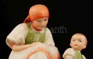 cca 1940 Zsolnay anya gyermekével, kézzel festett, jelzett (tervező: Sinkó András), hibátlan, m:16 c...