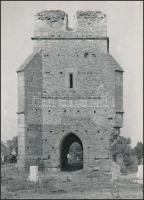 cca 1960 Középkori pusztatorony az Alföldön, vintage fotó, 26,5x19 cm