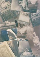 22 db gyermekeket ábrázoló fotó, keményhátú fotó, fotólap