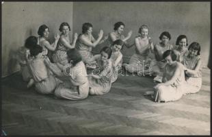 cca 1925 Mozgásművészeti órán, jelzés nélküli vintage fotó Kerny István hagyatékából, 9x13,5 cm