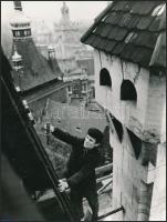 cca 1974 Budapest, felújítják a városligeti Vajdahunyad várának tetőszerkezetét, vintage fotó, 23x17 cm