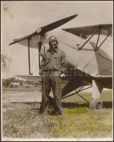 cca 1950 Duplafedeles repülőgép és a pilótája, vintage fotó, 21x17 cm