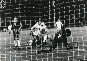 cca 1971 Budapest, Népstadion, Vidáts fejese szép gól volt a bolgár kapuban, vintage fotó, 17x23 cm