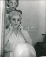 cca 1985 Hamari Júlia opera-énekesnő a színpadon és az otthonában, 6 db feliratozott vintage fotó, 1...