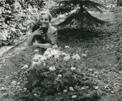 cca 1985 Hamari Júlia opera-énekesnő a színpadon és az otthonában, 6 db feliratozott vintage fotó, 1...