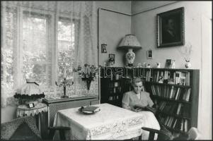 cca 1985 Hamari Júlia opera-énekesnő a színpadon és az otthonában, 6 db feliratozott vintage fotó, 1...