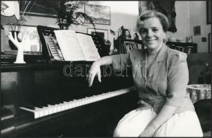 cca 1985 Hamari Júlia opera-énekesnő a színpadon és az otthonában, 6 db feliratozott vintage fotó, 1...