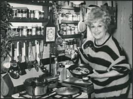 cca 1989 Németh Marika (1926-1995) operett énekesnő a konyhájában, Dolezsál László vintage fotója, feliratozva, 13x18 cm