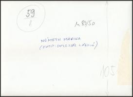 cca 1989 Németh Marika (1926-1995) operett énekesnő a konyhájában, Dolezsál László vintage fotója, f...