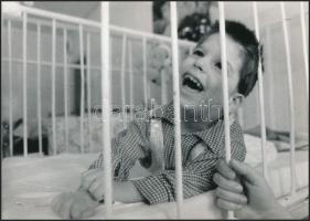 cca 1985 Autisták, Varga Zsolt képriportja, 8 db pecséttel jelzett vintage fotó, 16x23 cm