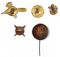 5db-os vegyes kitűző és sapkajelvény tétel, közte "Éljen a Tanácsköztársaság" Br kitűző (2...