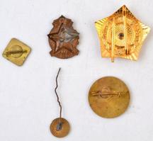 5db-os vegyes kitűző, jelvény és sapkajelvény tétel, közte DN "5 éves terv - Béke Jólét" z...