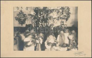 cca 1935-1950 Karácsony este, 4 db vintage fotó, 13x9 cm és 17x14 cm közötti méretekben