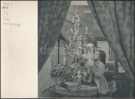 cca 1935-1950 Karácsony este, 4 db vintage fotó, 13x9 cm és 17x14 cm közötti méretekben