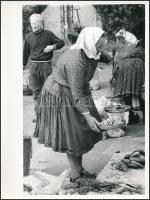 cca 1970 Kresz Albert: Jó piac volt, 4 db pecséttel jelzett vintage fotóművészeti alkotás, a magyar ...