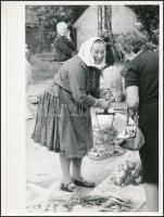 cca 1970 Kresz Albert: Jó piac volt, 4 db pecséttel jelzett vintage fotóművészeti alkotás, a magyar ...