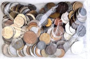 Vegyes pénzérme és plakett tétel 1,1kg súlyban, ezüst illetve hamis darabokkal. Benne Franciaország ...