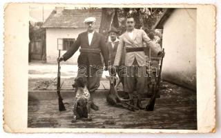 cca 1930 Vadászok az elejtett vaddal, Hargita műterem, fotó, Gyoma, 8x14 cm.