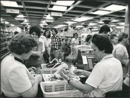 1976 Budapest, bevásárló központ az óbudai lakótelepen, vintage fotó, 18x24 cm