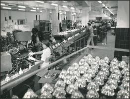 1977 Budapest, lámpagyártó gépsor az Egyesült Izzóban, vintage fotó, 18x24 cm