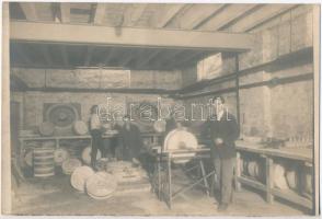 cca 1930 Malomkőkészítő műhely, vintage fotó, 12x18 cm