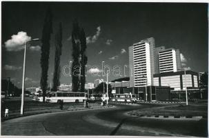 cca 1980 Gyenes Kálmán: Salgótarján autóbusz-pályaudvar, feliratozott vintage fotóművészeti alkotás, 16x24 cm