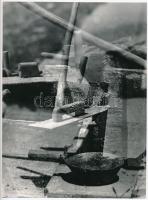 cca 1972 Zsigri Oszkár (1933-?): Ebédszünet, feliratozott vintage fotóművészeti alkotás a szerző hagyatékából, 24x18 cm