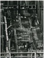 cca 1977 Zsigri Oszkár (1933-?): Építkezés, jelzés nélküli vintage fotóművészeti alkotás a szerző hagyatékából, 18x24 cm