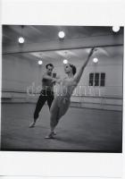 cca 1968 Balett-teremben, Kotnyek Antal (1921-1990) fotóriporter hagyatékában fellelt vintage negatív modern nagyítása, 18x18 cm
