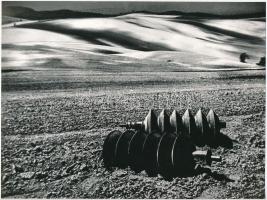 cca 1972 Gebhardt György (1910-1993): Tárcsázás után, jelzés nélküli vintage fotóművészeti alkotás a szerző hagyatékából, 18x24 cm