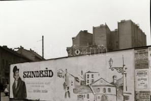 1971 Budapest, Fővárosi Moziüzemi Vállalat hirdető oszlopai, plakátjai az új filmek reklámozására, 1...