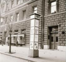 1971 Budapest, Fővárosi Moziüzemi Vállalat hirdető oszlopai, plakátjai az új filmek reklámozására, 1...